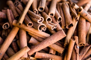 pile-of-cinnamon-sticks